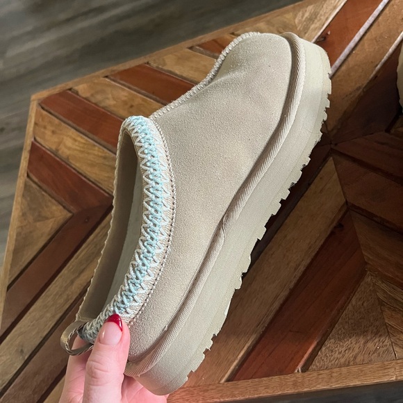 UGG slippers size 6 - Picture 5 of 7